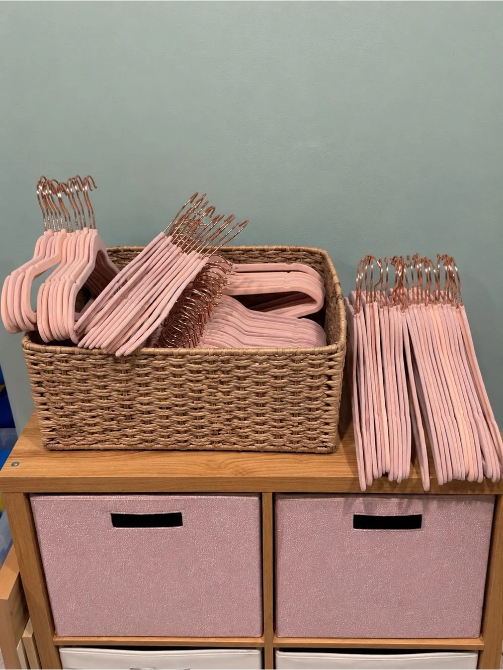 98 Blush Pink Velvet Hangers w/ Rose Gold Hooks – Non-Slip Slim Hangers